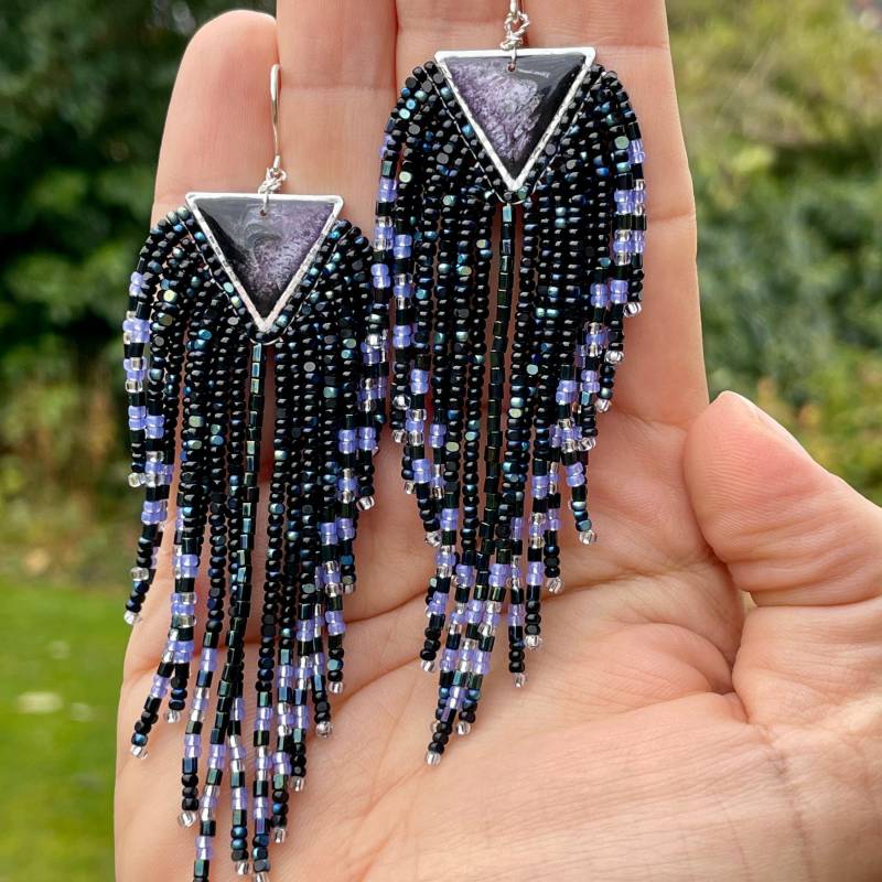 Lange Schwarze Fransen Ohrringe Mit Funkelnden Perlen & Handgefertigtem Resin Verbinder - Elegante Statement An 925 Sterling Silber Lange Schwarze Fransen Ohrringe Mit Funkelnden Perlen & Handgefertigtem Resin Verbinder - Elegante Statement An 925 Sterling Silber von Ciliabeads