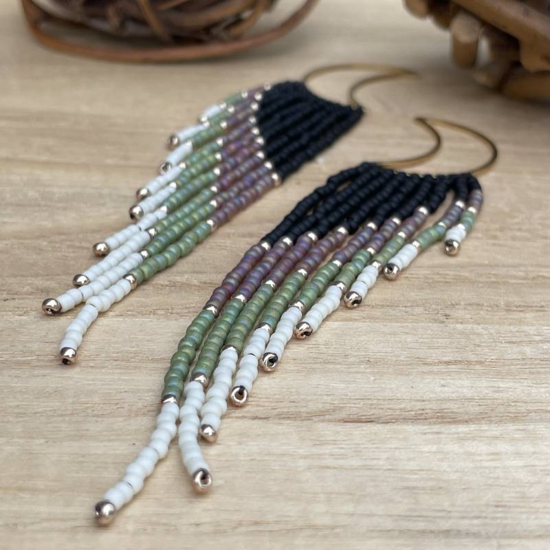 Mond Fransen Ohrringe/ Perlenohrringe Aus Grün/ Weiß/ Schwarzen Glasperlen An Hochwertigen Goldfilled Ohrhaken Mond Fransen Ohrringe/ Perlenohrringe Aus Grün/ Weiß/ Schwarzen Glasperlen An Hochwertigen Goldfilled Ohrhaken von Ciliabeads