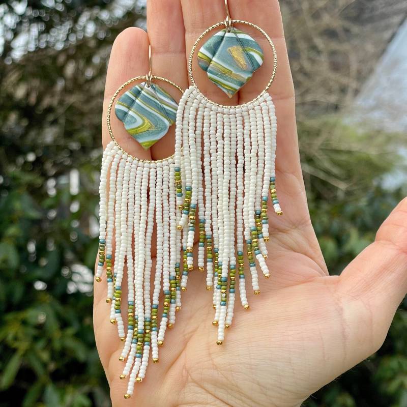 Weiße Boho Fransenohrringe Mit Funkelndem Polymer Anhänger von Ciliabeads