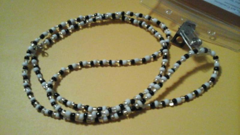 Handgemachtes Perlen-Id-Lanyard, Schwarze, Weisse & Silberne Rocailles-Perlen von CillaArtCreations