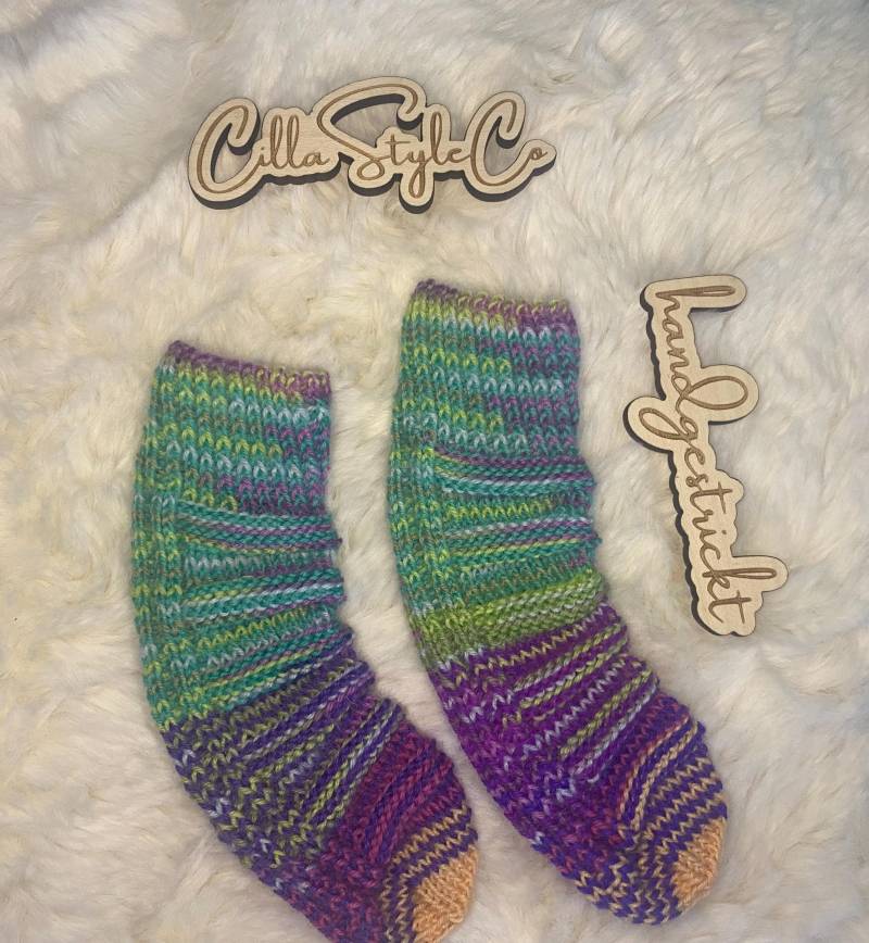 Babysocken, Bananensocken Ohne Ferse, Selbstgestrickt, Geschenk Zur Geburt, Strümpfe, Gr. 19/20, Lila-Grün, Handgestrickt, Artikelnr. 25 210 von CillaStyleCo