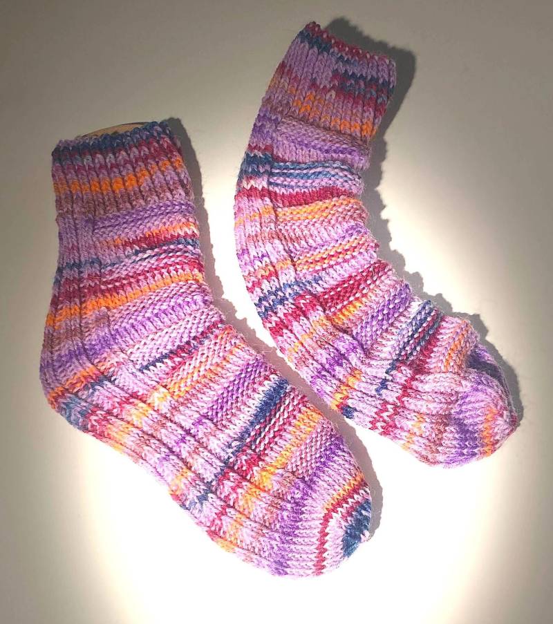 Kleinkindsocken, Selbstgestrickte Socken, Geschenk, Strümpfe, Kleinkind, Größe 24/25, Warm Babyfüsse, Warme Füße, Artikelnummer 2581 Kleinkindsocken, Selbstgestrickte Socken, Geschenk, Strümpfe, Kleinkind, Größe 24/25, Warm Babyfüsse, Warme Füße, Artikelnummer 2581 von CillaStyleCo