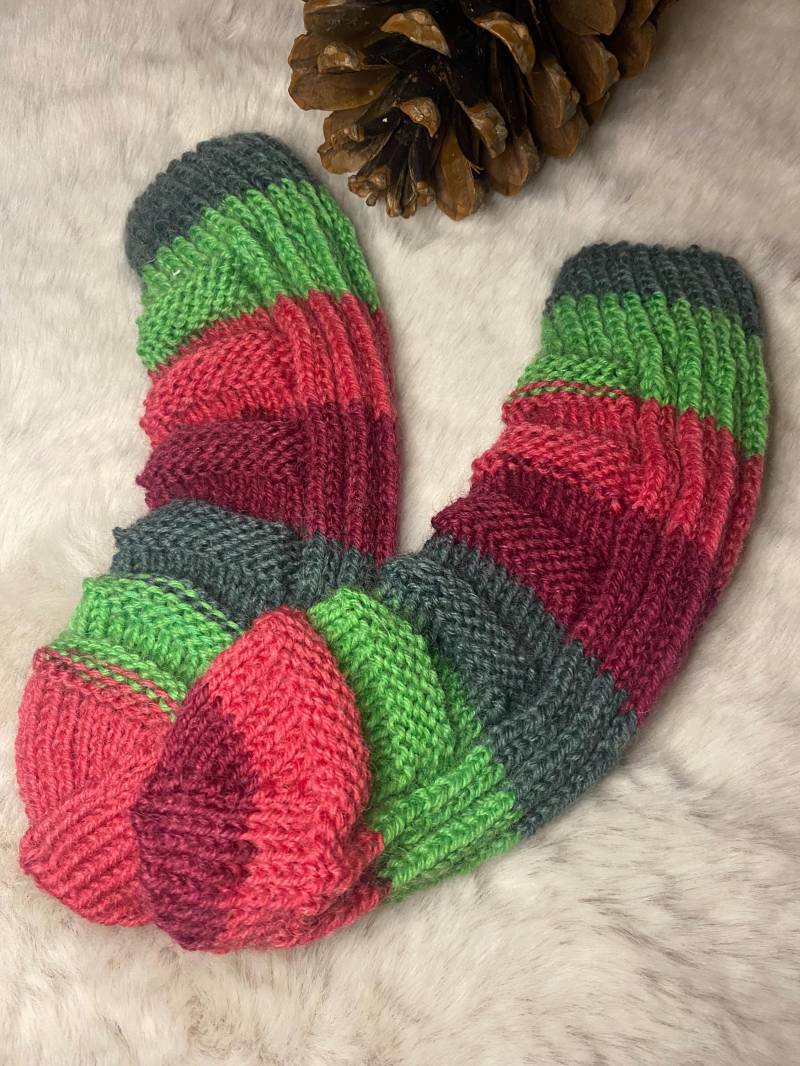Weihnachtssocken Fürs Baby, Selbstgestrickte Socken, Geschenk Zur Geburt, Strümpfe, Geschenk, Kleinkind, Gr. 22/23, Artikelnummer 2578 Weihnachtssocken Fürs Baby, Selbstgestrickte Socken, Geschenk Zur Geburt, Strümpfe, Geschenk, Kleinkind, Gr. 22/23, Artikelnummer 2578 von CillaStyleCo