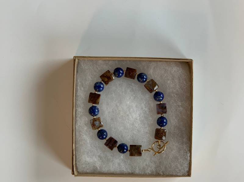 Armband Aus Lapis Lazuli, Pietersite Und Goldgefüllten Perlen Verschluss von Cinandjewels