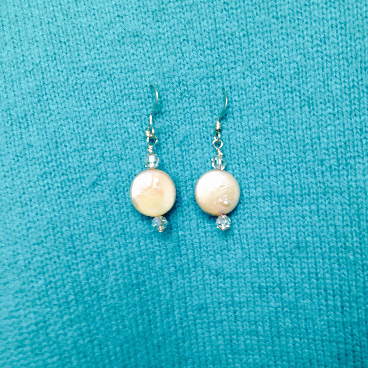 Elegante Goldene Perlen Und Swarovski Golden Shadow Kristall Ohrringe Elegante Goldene Perlen Und Swarovski Golden Shadow Kristall Ohrringe von Cinandjewels