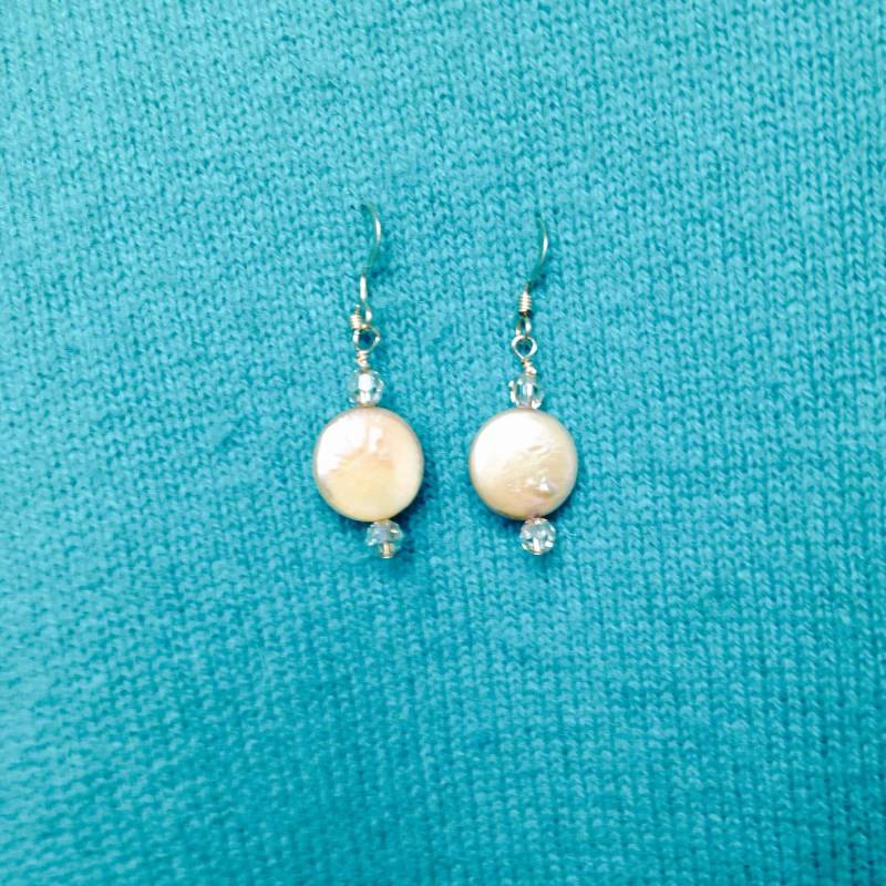 Elegante Goldene Perlen Und Swarovski Golden Shadow Kristall Ohrringe Elegante Goldene Perlen Und Swarovski Golden Shadow Kristall Ohrringe von Cinandjewels