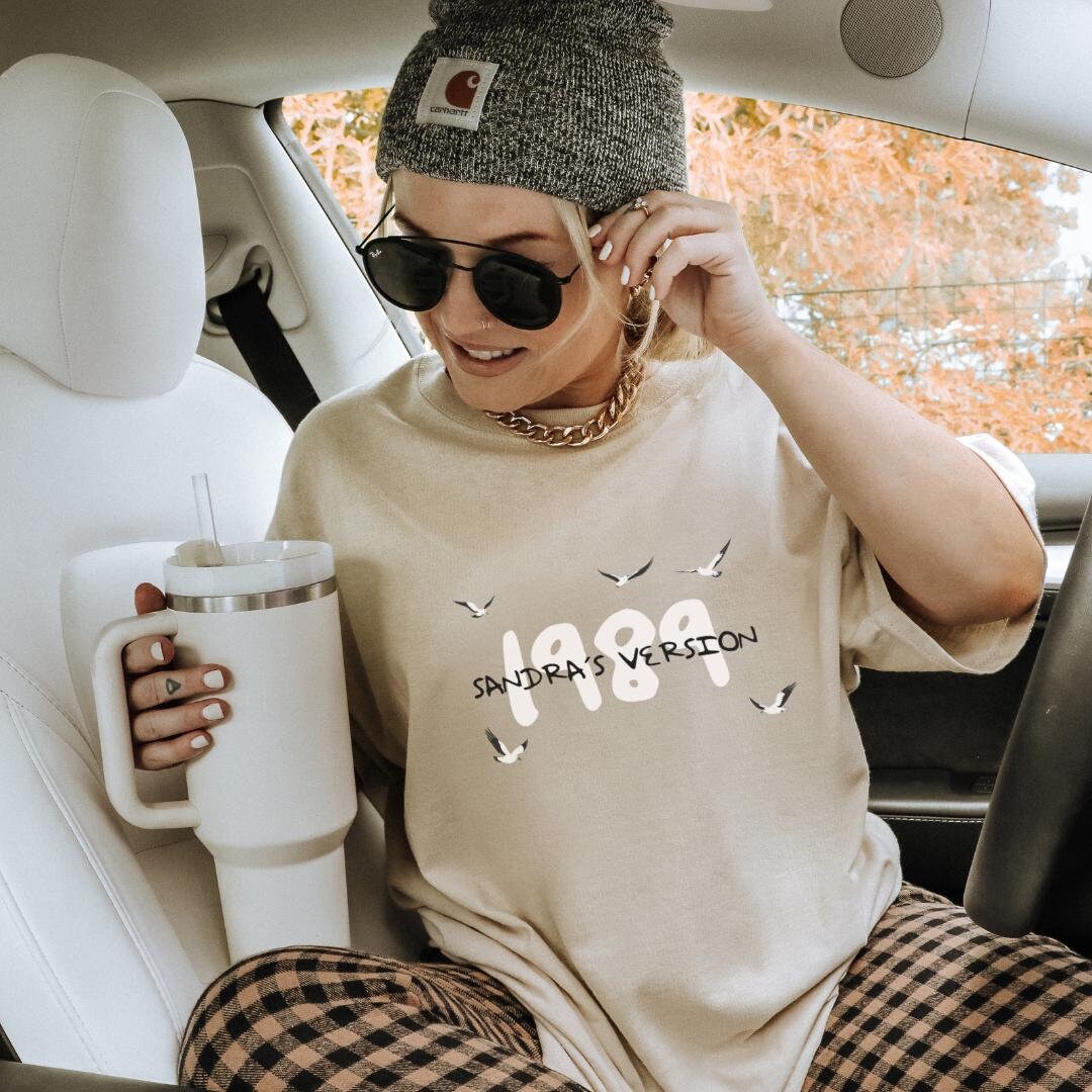 1989 Your Name Version Personalized Concert Shirt Pop Singer 90S Handwritten Style Seagull Customized Teenager Taylor Gift Girl 1989 Your Name Version Personalized Concert Shirt Pop Singer 90S Handwritten Style Seagull Customized Teenager Taylor Gift Girl von CincerelyYoursShop