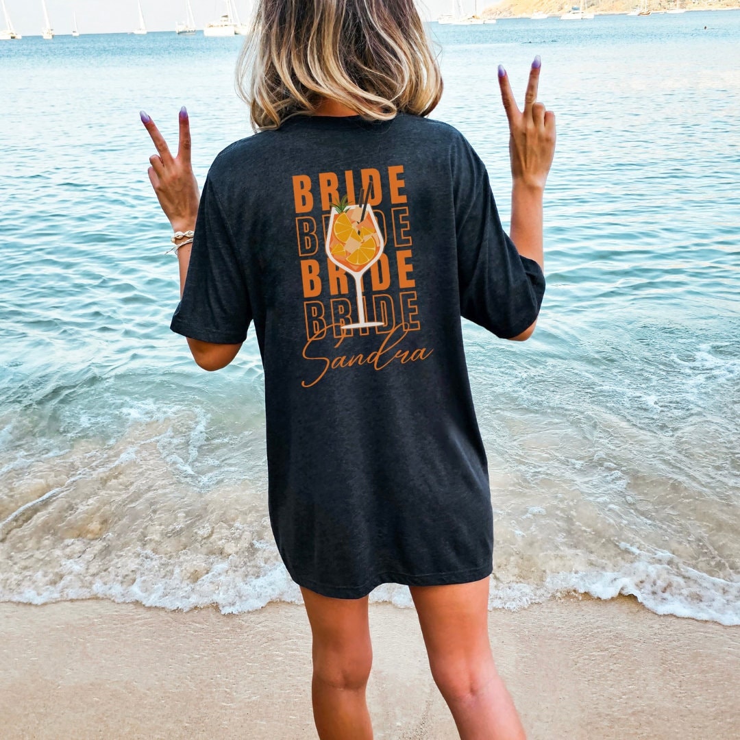Aperol Spritz Bride Personalized Jga Date Name T-Shirt Backprint Shirt Y2K Holy Aperoli Vintage Alcohol Gift Aperitifo Aperol Spritz Bride Personalized Jga Date Name T-Shirt Backprint Shirt Y2K Holy Aperoli Vintage Alcohol Gift Aperitifo von CincerelyYoursShop