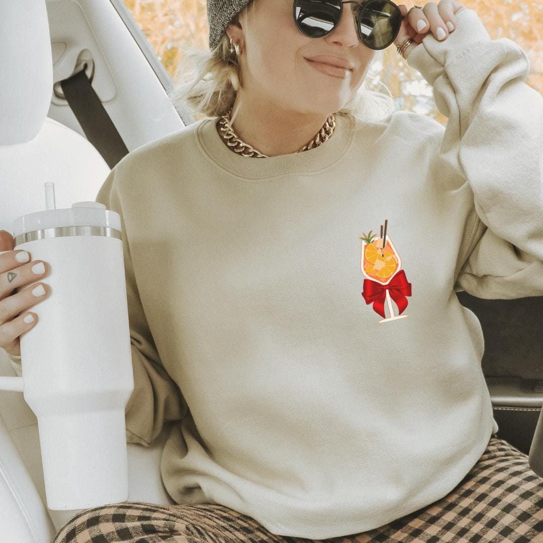 Aperol Spritz Red Bow Pocket Print Bestie Retro Sweatshirt Holy Aperoli Y2K Cocktail Lover Alcohol Gift Mother Aperitifo Santa 90S Funny Mom von CincerelyYoursShop