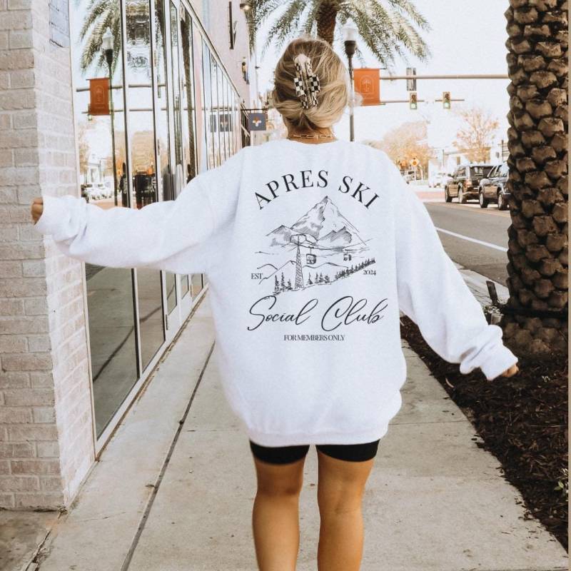 Apres Ski Social Club Party Sweatshirt 2024 Oversized Back Print Boys Group Jga Girls-Trip Bachelor Personalized Vacay Sweater von CincerelyYoursShop