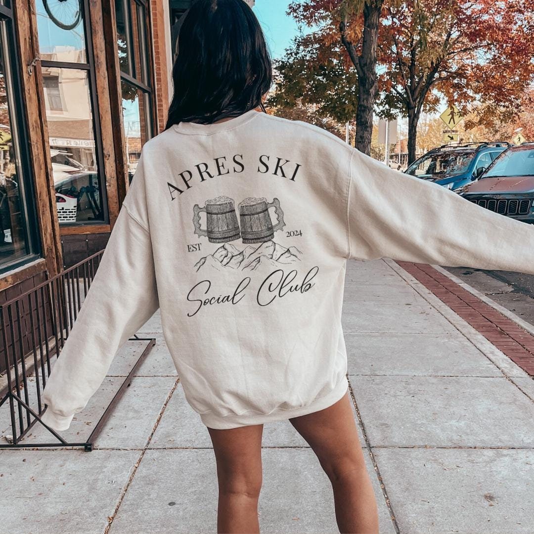 Apres Ski Social Club Party Sweatshirt Beer Mug 2024 Unisex Back Print Aspen Vacation Girls-Trip Personalized Boys Trip Group Shirt Winter von CincerelyYoursShop