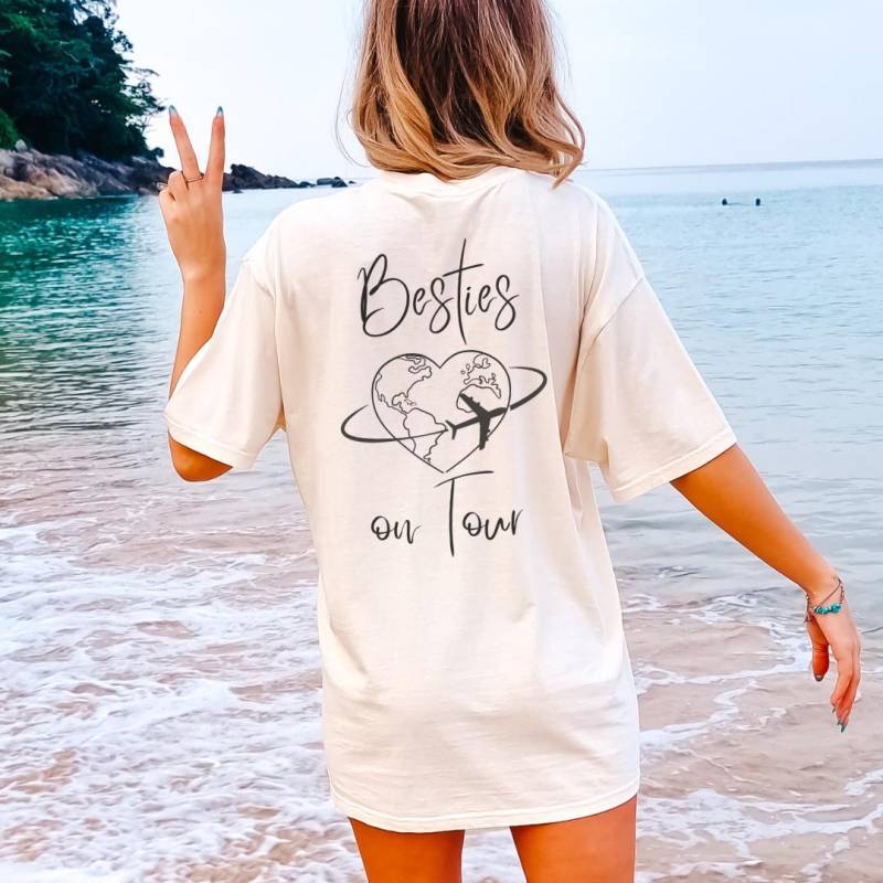 Besties On Tour Airplain Personalized Vacation Shirt 2025 Oversized Back Print World Travel Friends Group Jga Girls-Trip Custom Names 90S von CincerelyYoursShop