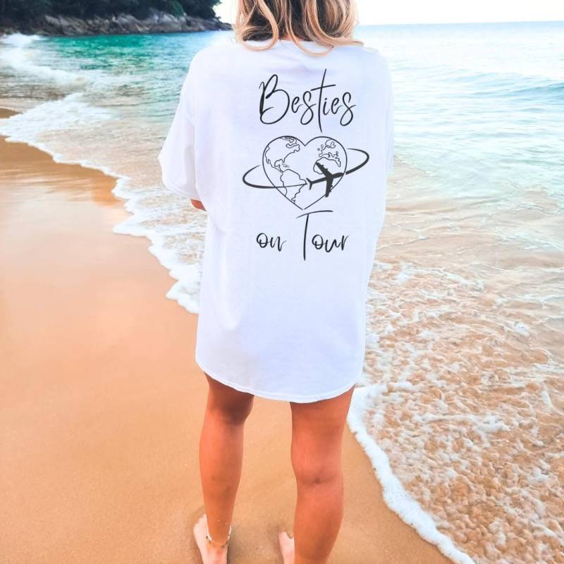 Besties On Tour Airplain Personalized Vacation Shirt 2025 Oversized Back Print World Travel Friends Group Jga Girls-Trip Custom Names 90S von CincerelyYoursShop
