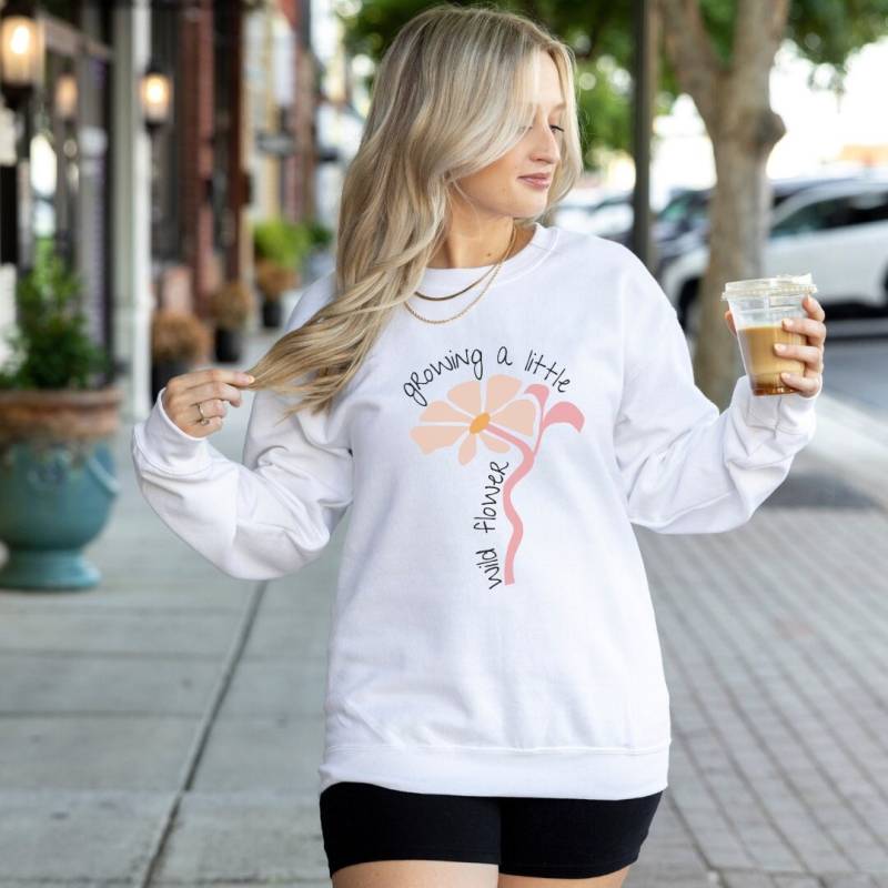 Boho Flower Pregnancy Sweater Mommy To Be Retro Wild Shirt Floral Minimalist Pullover Blumen-Print Frauen Sweatshirt Mom Announcement von CincerelyYoursShop