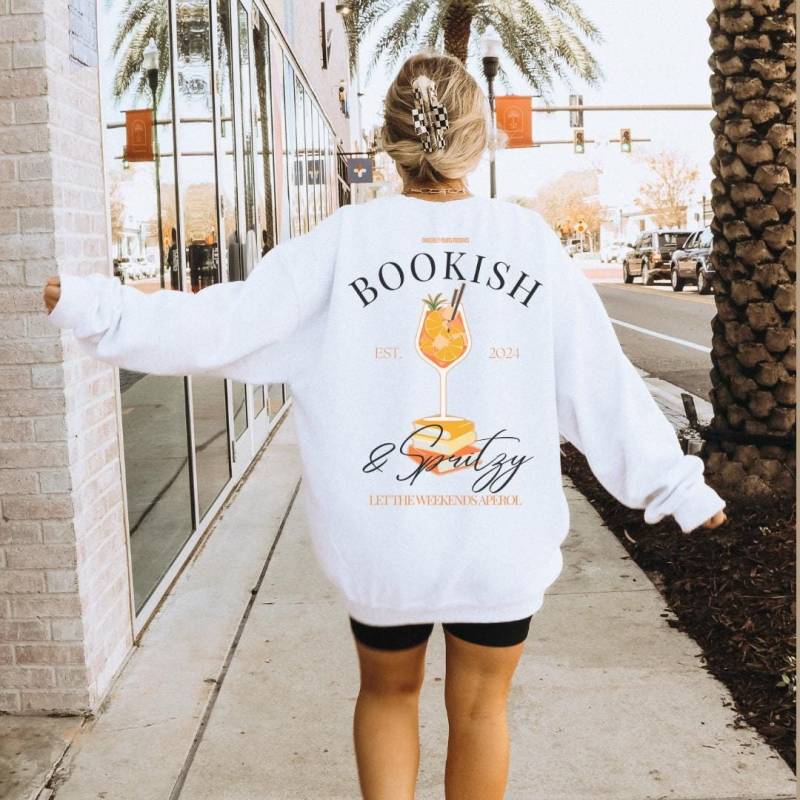 Bookish & Spritzy Let The Weekends Aperol Shirt Retro Book Lover Sweatshirt Backprint Holy Aperoli Vintage Alcohol Gift Aperitifo von CincerelyYoursShop