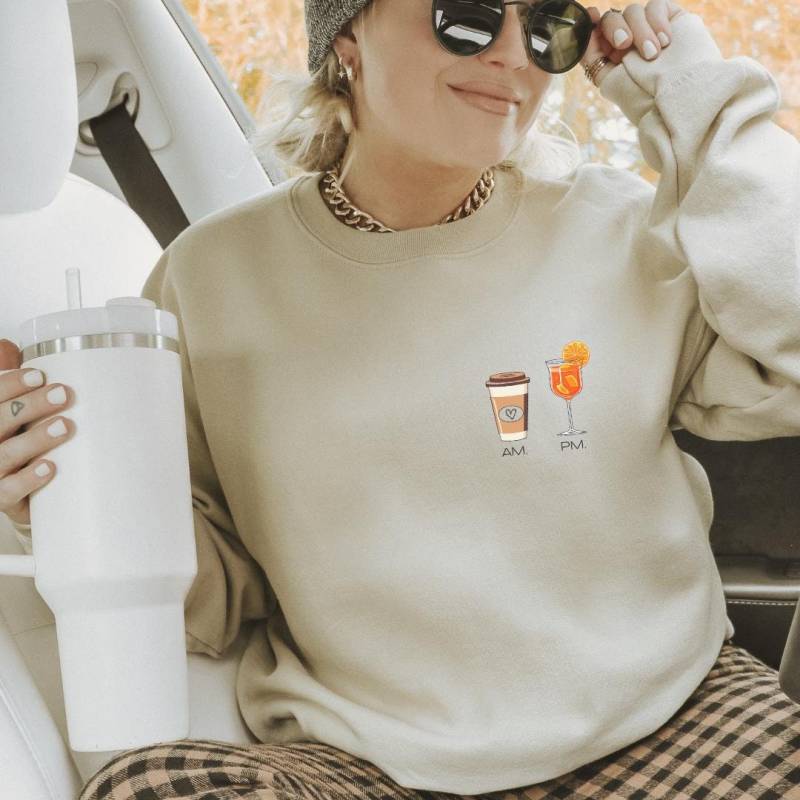 Coffee Am Aperol Spritz Pm Funny Meme Pocket Print Coffee Lover Retro 90S Hoodie Y2K Holy Aperoli Vintage Alcohol Gift Aperitifo von CincerelyYoursShop