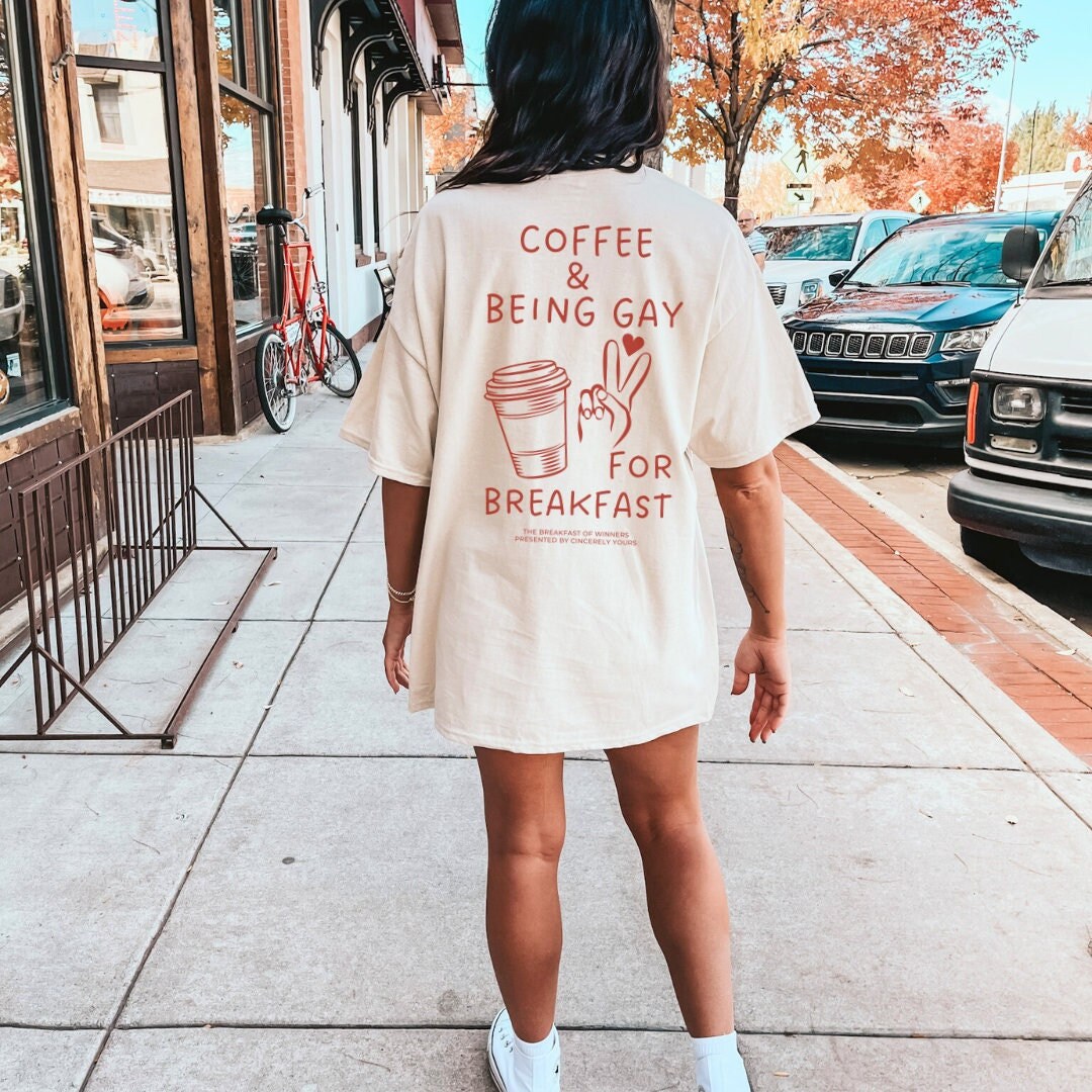 Coffee & Being Gay For Breakfast The Of Winners Retro Back Print Coffee Lover Lgbt Gift 90S Pride Month Pocket Funny Quote Coffee & Being Gay For Breakfast The Of Winners Retro Back Print Coffee Lover Lgbt Gift 90S Pride Month Pocket Funny Quote von CincerelyYoursShop