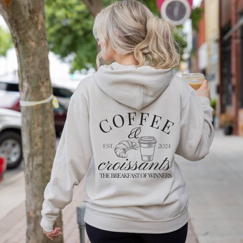 Coffee & Croissants The Breakfast Of Winners Retro Hoodie Lover Y2K Sweatshirt Food Mothers Day Gift 90S Graphic Student Wellness von CincerelyYoursShop
