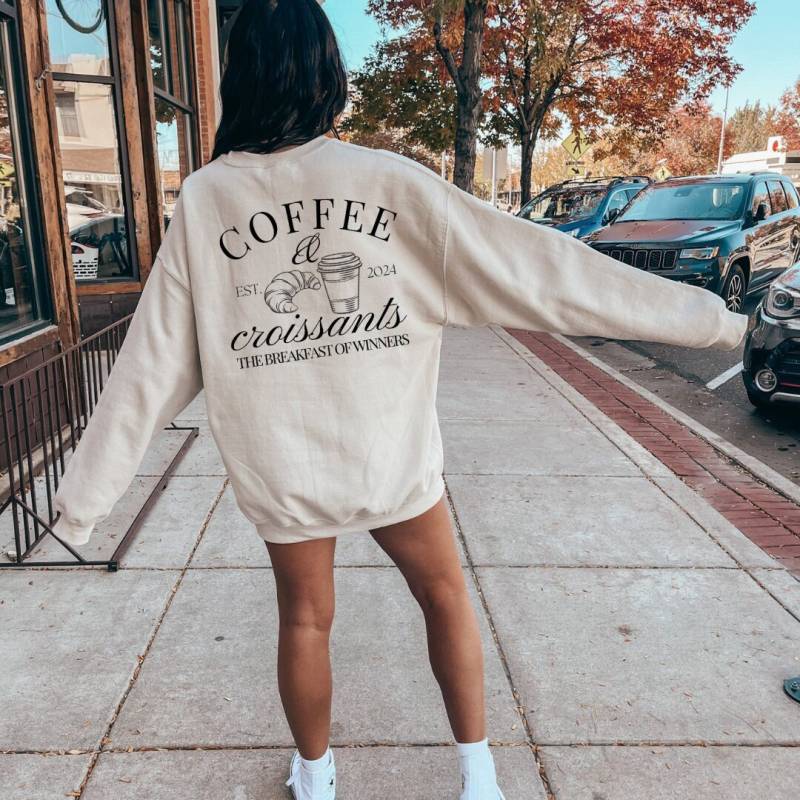 Coffee & Croissants The Breakfast Of Winners Retro Sweatshirt Lover Y2K Sweater Food Mothers Day Gift 90S Graphic Student Wellness von CincerelyYoursShop