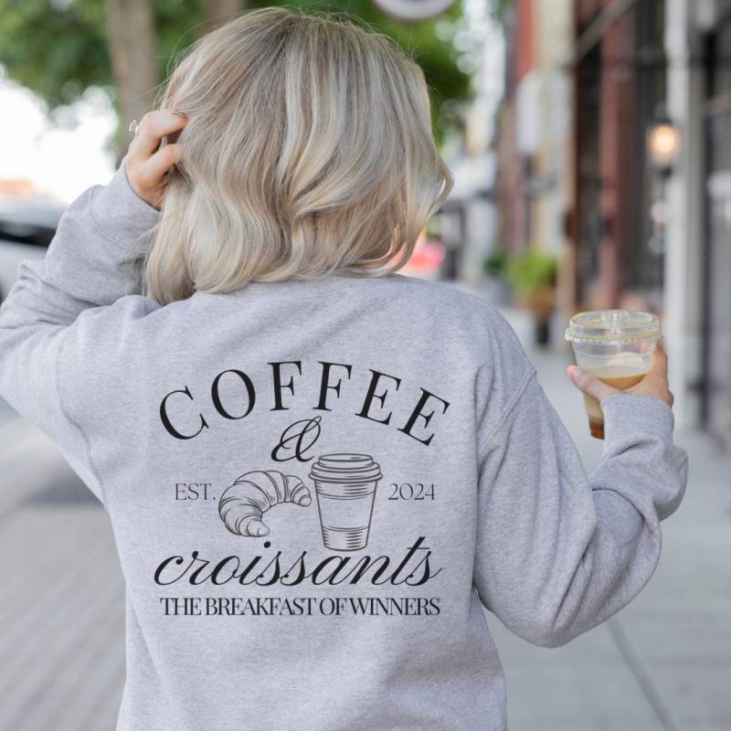 Coffee & Croissants The Breakfast Of Winners Retro Sweatshirt Lover Y2K Sweater Food Mothers Day Gift 90S Graphic Student Wellness von CincerelyYoursShop