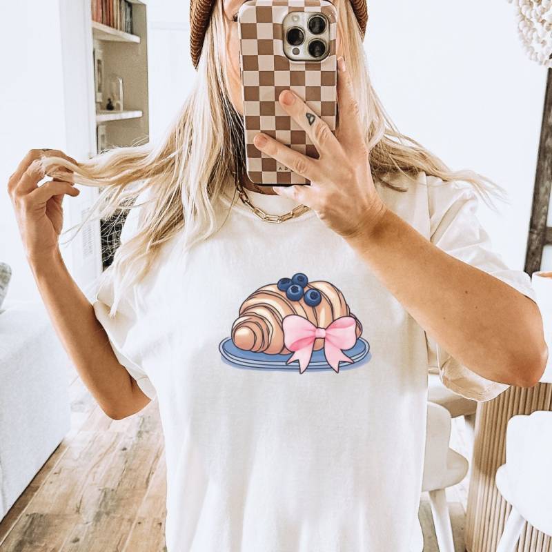 Coquette Croissant Lover Retro Bow Aesthetic Shirt Food Quote Y2K Breakfast Blueberry Pastry Bestie Pink 90S Cute Girl Gift von CincerelyYoursShop
