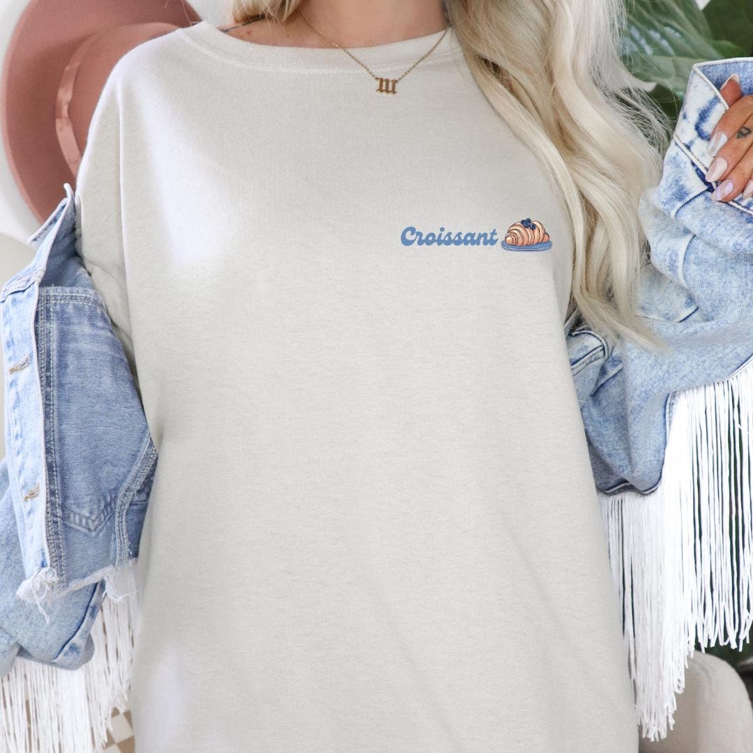 Croissant Lover Retro Food Aesthetic Shirt Pastry Quote Y2K Breakfast Blueberry French Bestie Paris 90S Girl Gift Pocket Print von CincerelyYoursShop