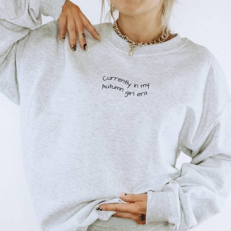 Currently in My Autumn Girl Era Line Art Sweatshirt Retro Fall Lover 90S Hoodie Vintage Pocket Print Graphic Cozy Book Coffee Y2K Gift Besti von CincerelyYoursShop