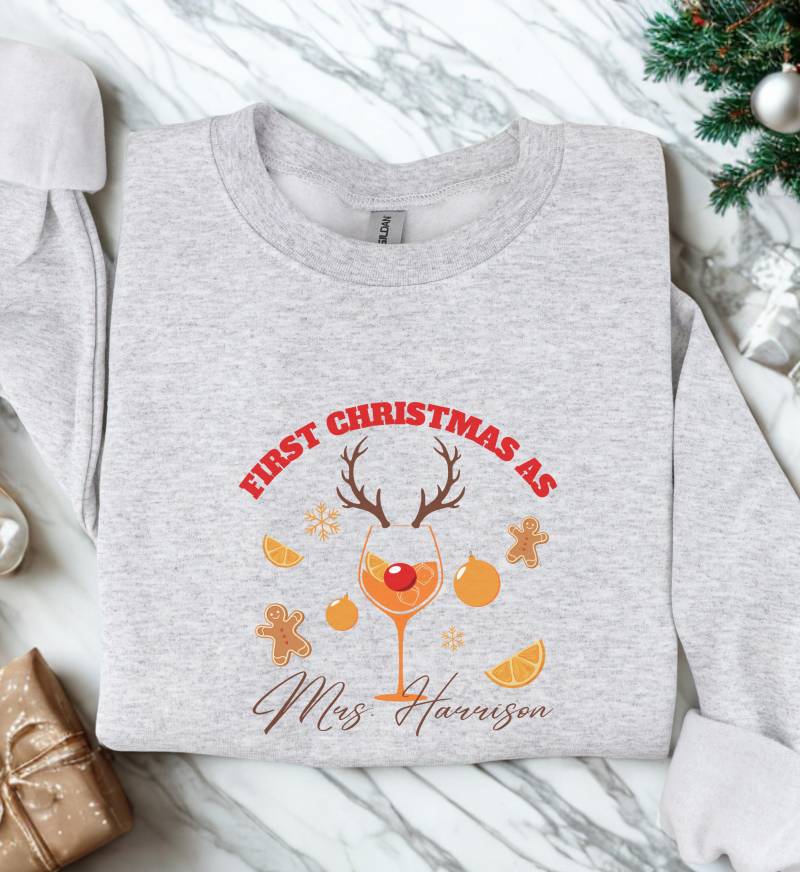 Custom Aperol Spritz Christmas Sweatshirt Personalized Text Holiday Cocktail Sweater Funny Party Gift Italian Aperitif Lover Top Bestie von CincerelyYoursShop