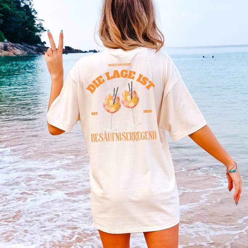 Die Lage Ist Besäufniserregend Aperol Spritz Party Shirt Malle 2025 Unisex Cocktail Back Mallorca Holiday Group Jga Girls Trip Personalized von CincerelyYoursShop