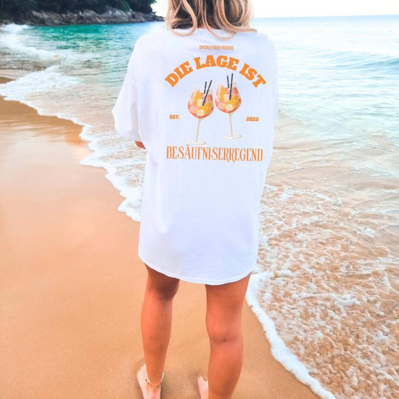 Die Lage Ist Besäufniserregend Aperol Spritz Party Shirt Malle 2025 Unisex Cocktail Back Mallorca Holiday Group Jga Girls Trip Personalized von CincerelyYoursShop