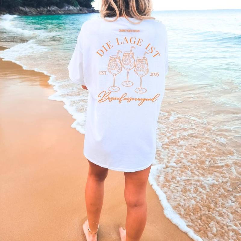 Die Lage Ist Besäufniserregend Aperol Spritz Party Shirt Malle 2025 Unisex Cocktail Back Mallorca Holiday Group Jga Girls Trip Personalized von CincerelyYoursShop
