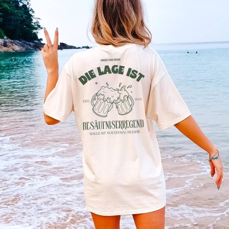 Die Lage Ist Besäufniserregend Cocktail Party Shirt Malle 2025 Oversized Back Print Mallorca Holiday Group Jga Girls Trip Personalized Beer von CincerelyYoursShop