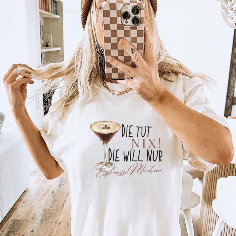 Die Tut Nix Die Will Nur Espresso Martini Mädels Trip Personalized Shirt Tini Time Malle Y2K Cocktail Lover Gift Aperitifo Party Crew von CincerelyYoursShop