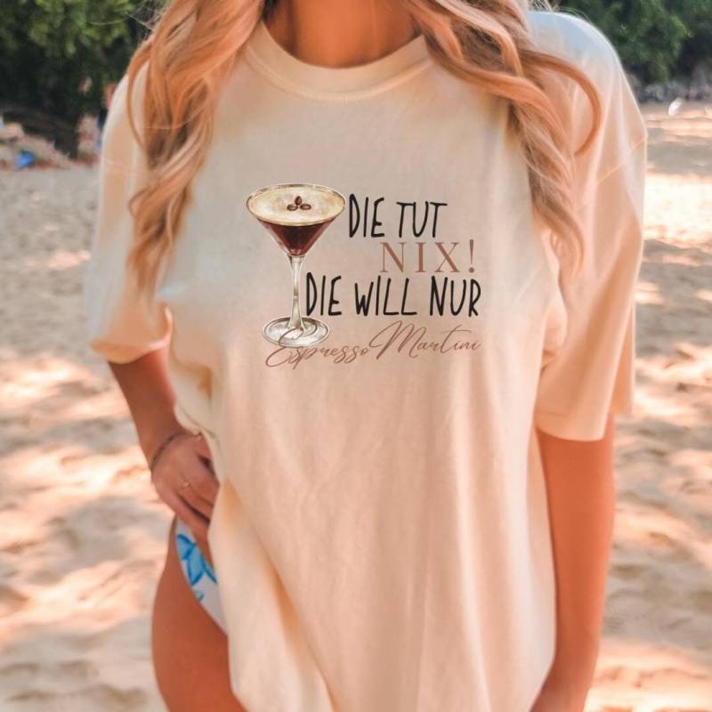 Die Tut Nix Die Will Nur Espresso Martini Mädels Trip Personalized Shirt Tini Time Malle Y2K Cocktail Lover Gift Aperitifo Party Crew von CincerelyYoursShop