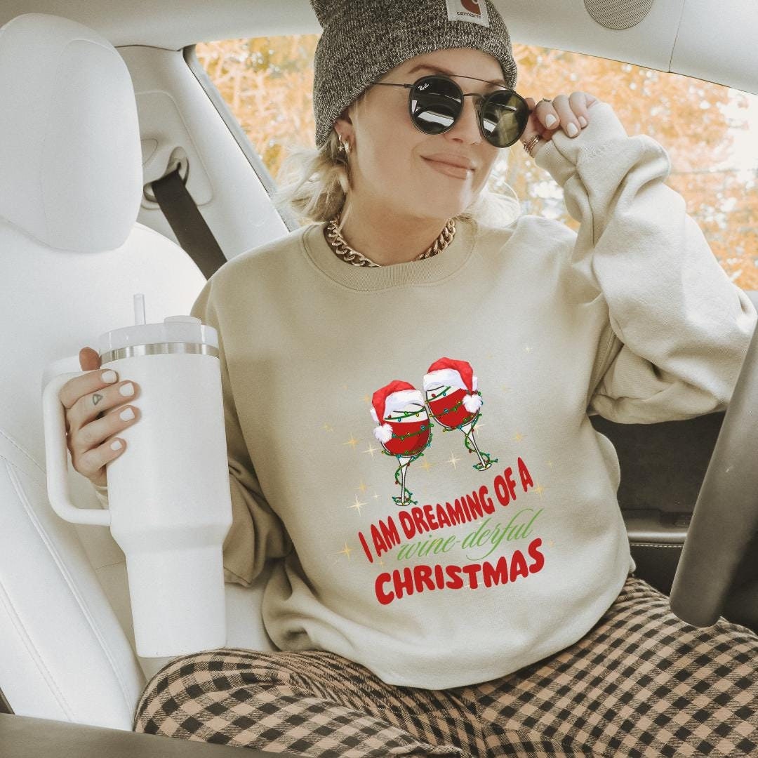 Dreaming Of A Wine-Derful Christmas Funny Sweatshirt Wine Lover Christmas Market Party Crew Girls Trip Alcohol Cocktail Family Festive Y2K von CincerelyYoursShop