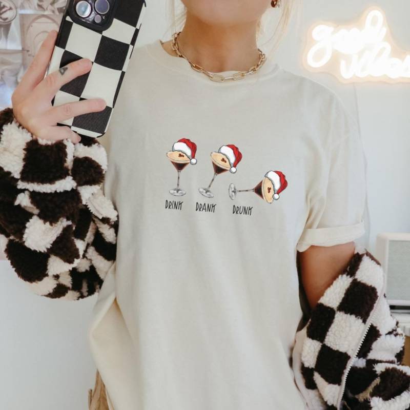 Drink Drank Drunk Espresso Martini Retro Christmas Shirt Party Tini Time Y2K Drinking Gift Aperitifo Group Jga Girls Trip Apres Ski von CincerelyYoursShop