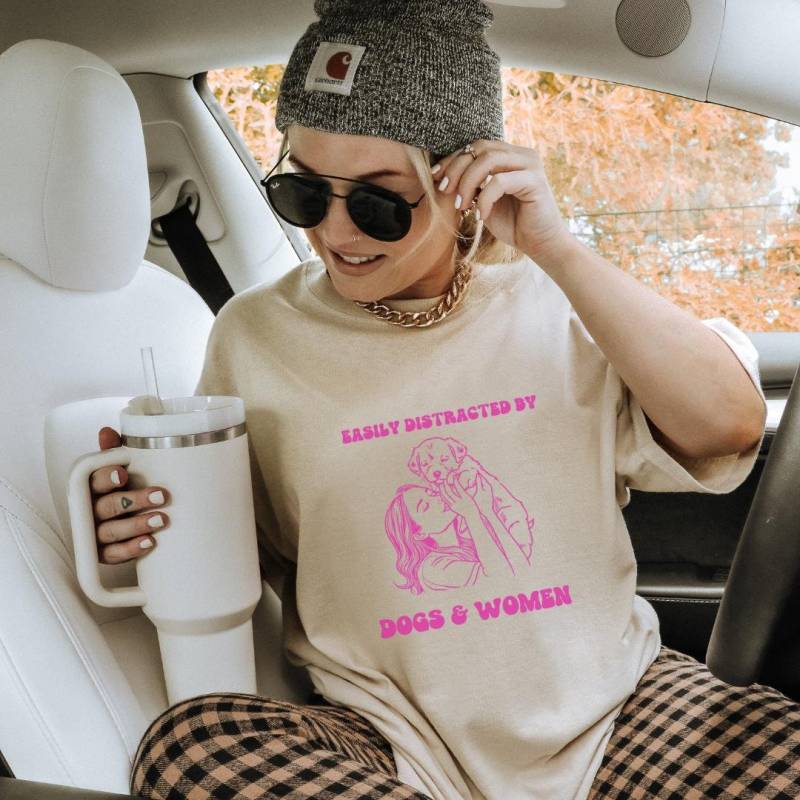 Easily Distracted By Dogs & Women Funny Lesbian Pride Shirt 90S Lgbtq Dog Lover Rainbow Feminism Gift Gay Pink Y2K Silly Meme Girl von CincerelyYoursShop