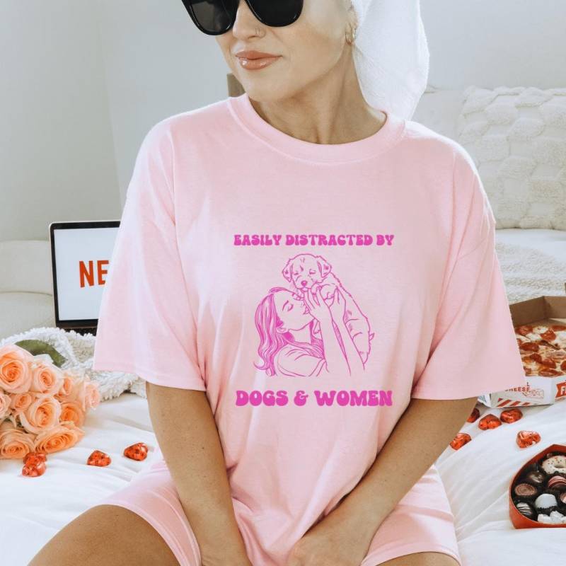 Easily Distracted By Dogs & Women Funny Lesbian Pride Shirt 90S Lgbtq Dog Lover Rainbow Feminism Gift Gay Pink Y2K Silly Meme Girl von CincerelyYoursShop