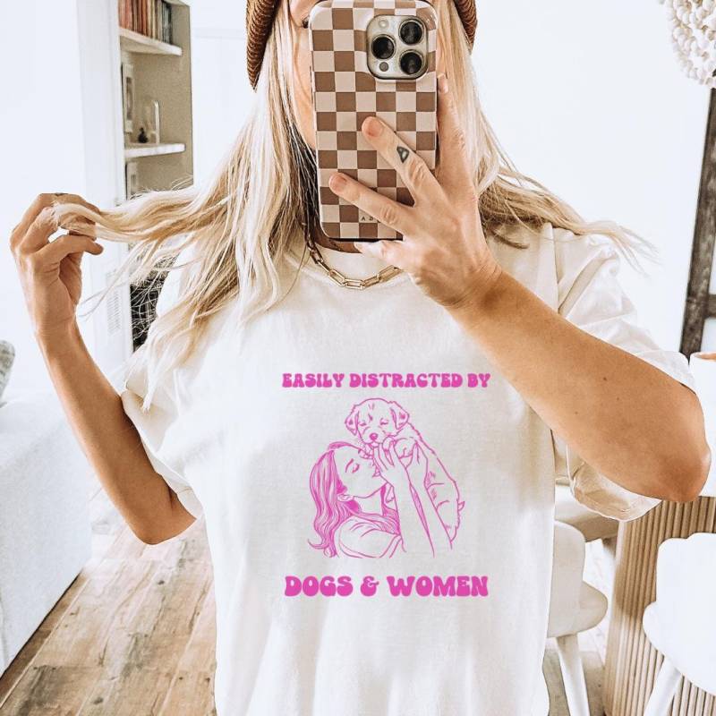 Easily Distracted By Dogs & Women Funny Lesbian Pride Shirt 90S Lgbtq Dog Lover Rainbow Feminism Gift Gay Pink Y2K Silly Meme Girl von CincerelyYoursShop