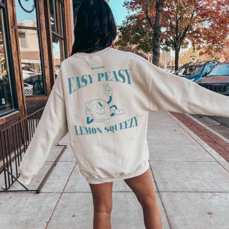 Easy Peasy Lemon Squeezy Crewneck Retro 90S Back Print Sweatshirt Summer Beach Vintage Sun Vibe Pocket Limoncello Mom Bestie Y2K Sweat von CincerelyYoursShop