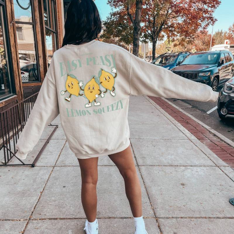 Easy Peasy Lemon Squeezy Sweatshirt Retro 90S Back Print Summer Beach Vintage Y2K Hoodie Sun Vibes Pocket Mascot Sweater Limoncello von CincerelyYoursShop