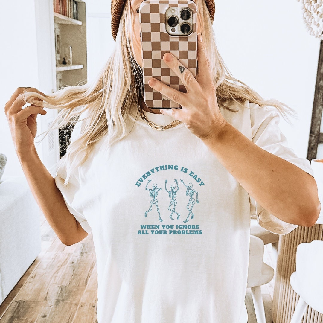 Everything Is Easy When You Ignore All Your Problems Funny Skeleton Meme Unhinged T-Shirt Weird Silly Quote Gift Y2K Anxiety Mental Health Everything Is Easy When You Ignore All Your Problems Funny Skeleton Meme Unhinged T-Shirt Weird Silly Quote Gift Y2K Anxiety Mental Health von CincerelyYoursShop