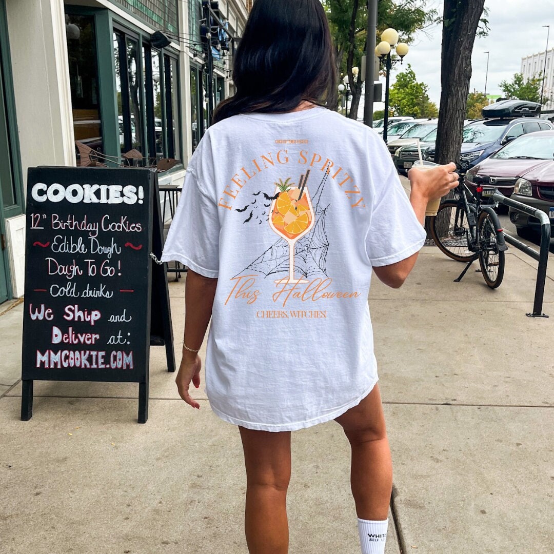 Feeling Spritzy This Halloween Cheers Witches Aperol Spritz Shirt Retro Fall T-Shirt Backprint Holy Aperoli Alcohol Aperitifo Feeling Spritzy This Halloween Cheers Witches Aperol Spritz Shirt Retro Fall T-Shirt Backprint Holy Aperoli Alcohol Aperitifo von CincerelyYoursShop