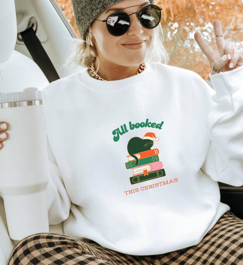 Funny Book Lover Christmas Sweatshirt All Booked This Cat Sweater Cozy Reader Gift Ugly Xmas Holiday Unhinged von CincerelyYoursShop
