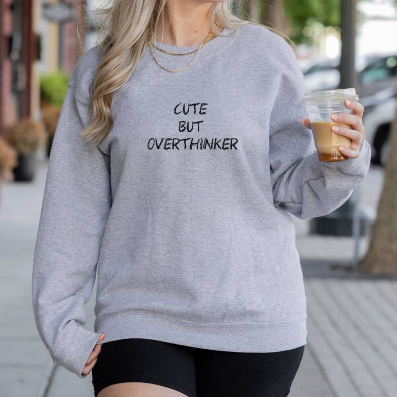 Funny Overthinker Quote Shirt Retro Aesthetic It Sweater Cute But Sweatshirt Gift For Her Mental Health Pullover Minimal Design von CincerelyYoursShop