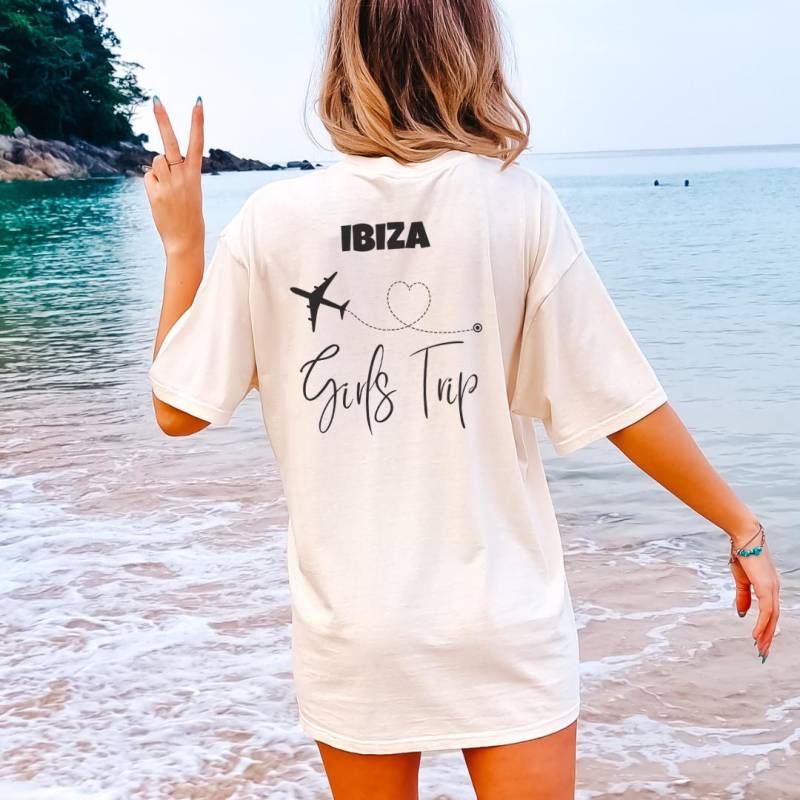 Girls Trip Airplain Personalized Party Shirt Malle 2024 Oversized Back Print Ibiza Urlaub Group Jga Girls-Trip Custom Location 90S Besties von CincerelyYoursShop
