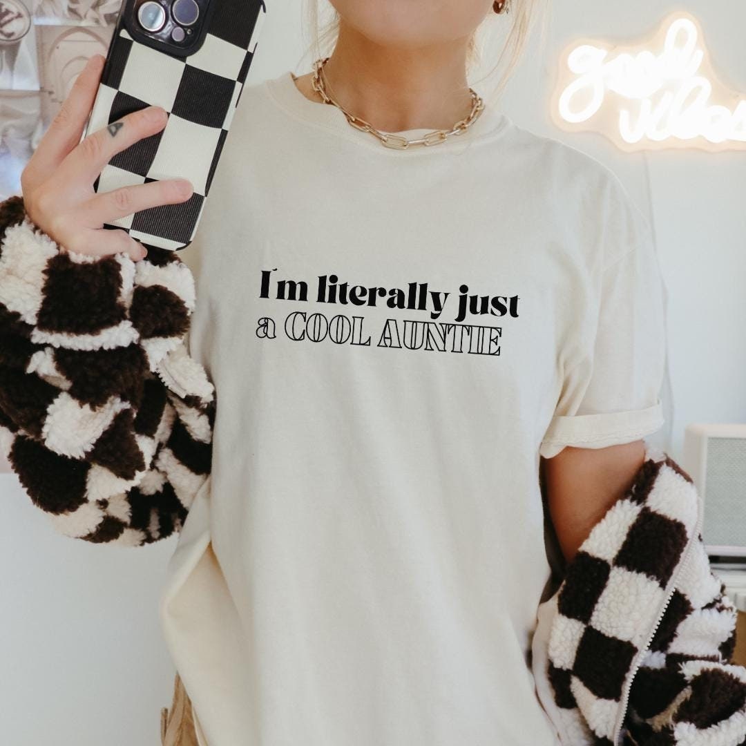 I Am Literally Just A Cool Auntie Club Retro T-Shirt Pregnancy Reveal Gift For Aunt To Be Baby Shower Sister College Style Y2K von CincerelyYoursShop