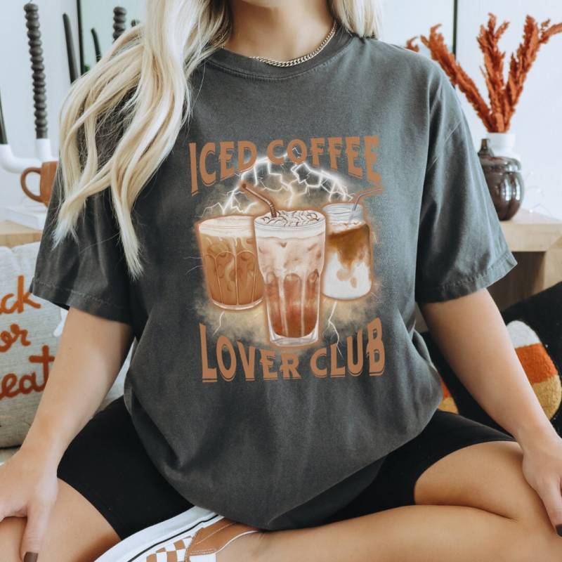 Iced Coffee Lover Club Bootleg Rap Retro Coffee Gift 90S Graphic Student Silly Meme Y2K Sweets Unhinged Shirt Wellness Bestie Italy von CincerelyYoursShop