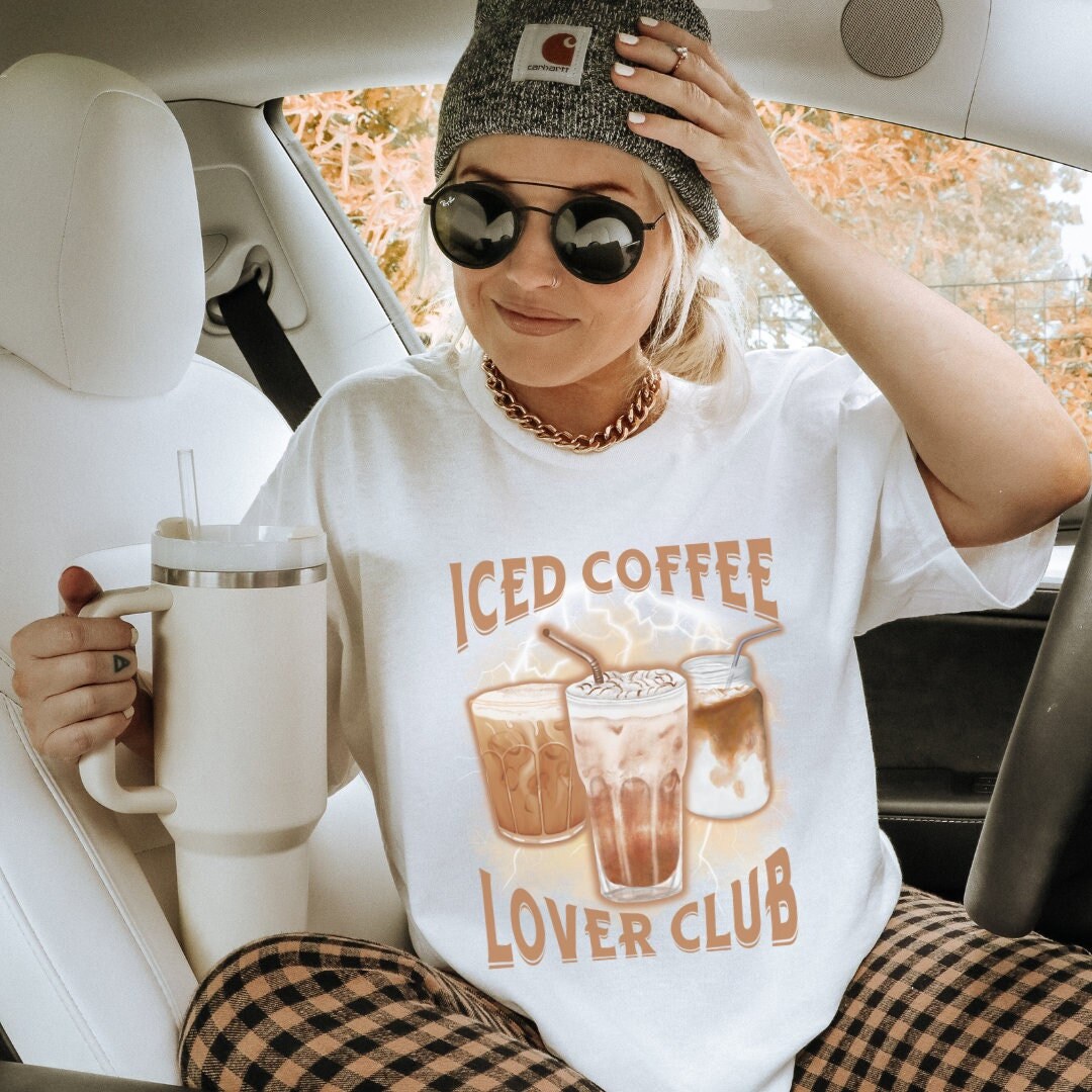 Iced Coffee Lover Club Bootleg Rap Retro Coffee Gift 90S Graphic Student Silly Meme Y2K Sweets Unhinged Shirt Wellness Bestie Italy Iced Coffee Lover Club Bootleg Rap Retro Coffee Gift 90S Graphic Student Silly Meme Y2K Sweets Unhinged Shirt Wellness Bestie Italy von CincerelyYoursShop