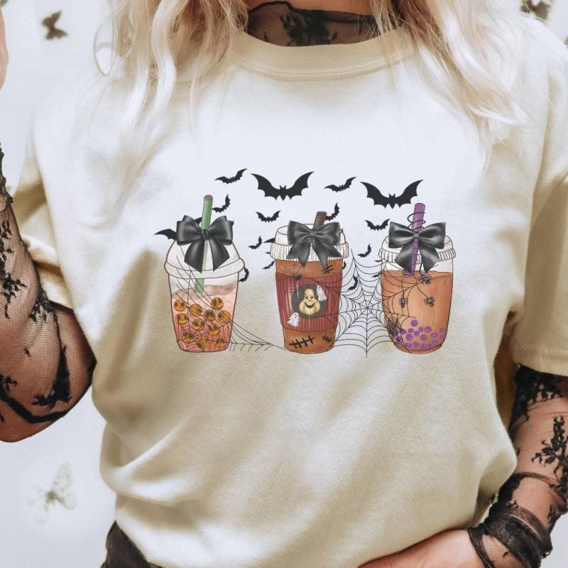 Iced Coffee Lover Halloween Pumpkin Spice Latte Shirt Retro Aesthetic Fall Y2K Gift Autumn Espresso Bat 90S Bow Style Unhinged von CincerelyYoursShop